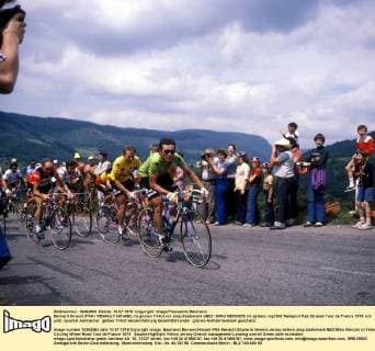 Bernard Hinault (FRA RENAULT GITANE) im grünen Trikot vor Joop Zoetemelk (NED MIKO MERCIER) im gelben