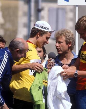 Dietrich Thurau (GER TI RALEIGH), mit dem gelben und dem grünen Trikot, im Interview von Reporter Jürgen Emig