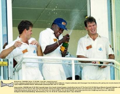 Großbritannien, Black History Month im Oktober - Sport Cricket - England v South Africa 3rd test at the Oval. 18- 21 08 1994. Devon Malcolm - England celebrates with Champagne from the Balcony after getting nine wickets.Graeme Hick (right) 