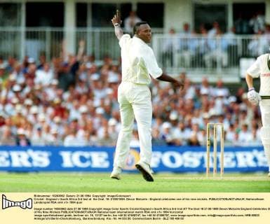 Großbritannien, Black History Month im Oktober - Sport Cricket - England v South Africa 3rd test at the Oval. 18- 21 08 1994. Devon Malcolm - England celebrates one of his nine wickets. 
