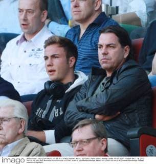 von links: Mario Götze, Berater Volker Struth Sport
