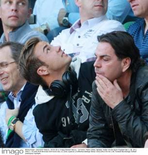 von links: Mario Götze, Berater Volker Struth Sport