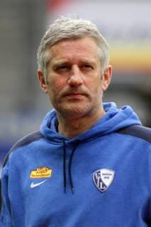 30.03.2012 Saison 2011 2012, 2. Bundesliga, Eintracht Frankfurt vs VfL Bochum Portrait, Einzelbild Trainer Andreas Bergmann (Bochum) skeptisch vor dem Spiel