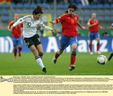 Frauenfußball, EM-Qualifikationsspiel Deutschland - Spanien am Samstag (31.03.2012) im Carl-Benz-Stadion in Mannheim. Linda Bresonik (FCR 2001 Duisburg, L), Sandra Vilanova Tous (Spanien).