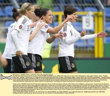 Die Deutschen Spielerinnen um Torschuetzin Celia OKOYINO DA MBABI (2.v.re., GER) jubeln ueber das Tor zum 1:0 fuer Deutschland, Jubel, jubeln, Freude, cheers, Torjubel, halbe Figur, Halbfigur, Qualifikation zur Fussball Frauen-Europameisterschaft 2013, Gruppe 2, Deutschland (GER) - Spanien (ESP), am 31.03.2012 in Mannheim;