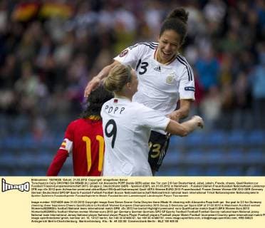 Torschuetzin Celia OKOYINO DA MBABI (hi.) jubelt mit Alexandra POPP (beide GER) ueber das Tor zum 2:0 fuer Deutschland, Jubel, jubeln, Freude, cheers, Qualifikation zur Fussball Frauen-Europameisterschaft 2013, Gruppe 2, Deutschland (GER) - Spanien (ESP), am 31.03.2012 in Mannheim;