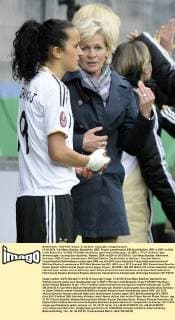 31.03.2012, Carl-Benz-Stadion, Mannheim, GER, Frauen Laenderspiel, EM-Qualifikation, GER vs ESP, im Bild Linda Bresonik ( 10 GER, FCR 2001 Duisburg ) gibt Fatmire Bajramaj ( 19 GER, 1. FFC Frankfurt ) gibt Anweisungen during Euro-Qualifier, Women, GER vs ESP on 2012 03 31, Carl-Benz-Stadion, Mannheim, Germany. GER, Frauen Laenderspiel, EM-Qualifikation, Deutschland vs Spanien