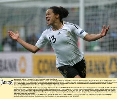 Frauenfußball, EM-Qualifikationsspiel Deutschland - Spanien am Samstag (31.03.2012) im Carl-Benz-Stadion in Mannheim. Celia Okoyino da Mbabi (SC 07 Bad Neuenahr) jubel t nach ihrem Tor zum 1:0.
