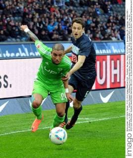 Fussball, Herren, Saison 2011 2012, 1. Bundesliga (28. Spieltag), Hertha BSC - VfL Wolfsburg, im Bild: v. l. Ashkan Dejagah (Wolfsburg) und Christoph Janker (Hertha BSC), 31.03. 2012,