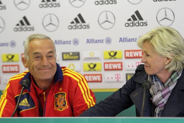 Frauenländerspiel, Mannheim, Carl-Benz-Stadion Frauen EM-Qualifikation: Deutschland - Spanien Bei der Pressekonferenz Ein tröstliches Lächeln für Spaniens Trainer Ignacio Quereda von Trainerin Silvia Neid (Deutschland)