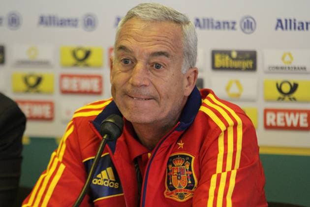 Frauenländerspiel, Mannheim, Carl-Benz-Stadion Frauen EM-Qualifikation: Deutschland - Spanien Bei der Pressekonferenz Ein tröstliches Lächeln für Spaniens Trainer Ignacio Quereda von Trainerin Silvia Neid (Deutschland)
