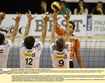 Björn Höhne, BR Volleys, hinten, beim Angriff, vorne blocken Joao Jose und Nikola Jovovic, beide Friedrichshafen, Angriff, Block, Abwehr, Aktion, quer Berlin Recycling Volleys, BR Volleys vs VfB Friedrichshafen, 1.Bundesliga Volleyball 2011 2012, playoffs, Halbfinale, Herren, Handball, Deutschland, Germany, Max-Schmeling-Halle Berlin, 1.4.2012 Max-Schmeling-Halle