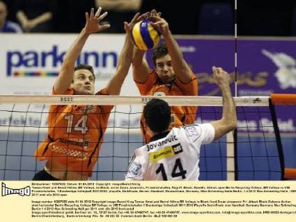 Tomas Kmet und Bernd Höhne, BR Volleys, im Block, vorne Zoran Jovanovic, Fr iedrichshafen, Angriff, Block, Abwehr, Aktion, quer Berlin Recycling Volleys, BR Volleys vs VfB Friedrichshafen, 1.Bundesliga Volleyball 2011 2012, playoffs, Halbfinale, Herren, Handball, Deutschland, Germany, Max-Schmeling-Halle Berlin, 1.4.2012 Max-Schmeling-Halle