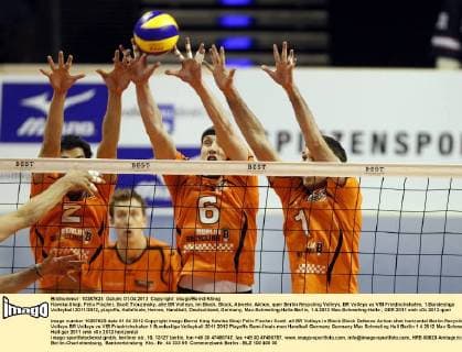 Kawika Shoji, Felix Fischer, Scott Trouzinsky, alle BR Volleys, im Block, Block, Abwehr, Aktion, quer Berlin Recycling Volleys, BR Volleys vs VfB Friedrichshafen, 1.Bundesliga Volleyball 2011 2012, playoffs, Halbfinale, Herren, Handball, Deutschland, Germany, Max-Schmeling-Halle Berlin, 1.4.2012 Max-Schmeling-Halle