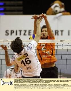 Kawika Shoji, BR Volleys, hinten, bei der Abwehr, vorne Idner Lima Martins, Friedrichshafen, Angriff, Abwehr, Block, Aktion, hoch Berlin Recycling Volleys, BR Volleys vs VfB Friedrichshafen, 1.Bundesliga Volleyball 2011 2012, playoffs, Halbfinale, Herren, Handball, Deutschland, Germany, Max-Schmeling-Halle Berlin, 1.4.2012 Max-Schmeling-Halle