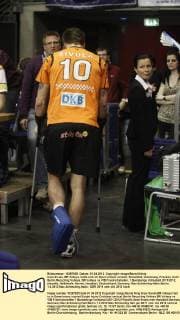 Urpo Sivula, BR Volleys, hatte sich im Spiel schwer verletzt, Einzelbild, Verletzung, Krücken, hoch Berlin Recycling Volleys, BR Volleys vs VfB Friedrichshafen, 1.Bundesliga Volleyball 2011 2012, playoffs, Halbfinale, Herren, Handball, Deutschland, Germany, Max-Schmeling-Halle Berlin, 1.4.2012 Max-Schmeling-Halle