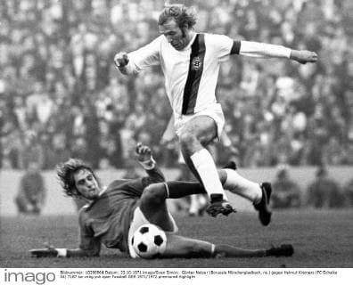 Günter Netzer (Borussia Mönchengladbach, re.) gegen Helmut Kremers (FC Schalke 04)