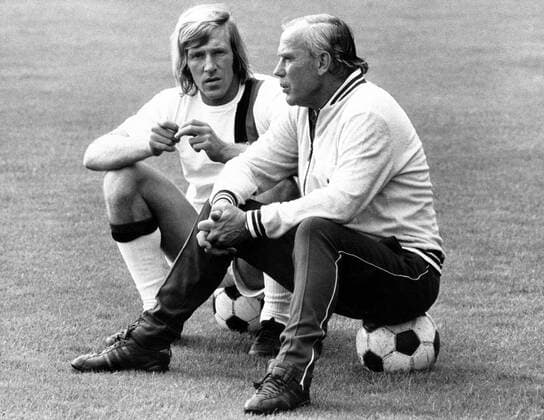 Günter Netzer (li.) und Trainer Hennes Weisweiler (beide Borussia Mönchengladbach)
