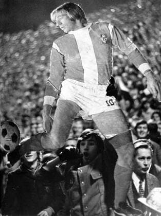 Fußball, Europapokal der Landesmeister 1971 1972, Borussia Mönchengladbach - Inter Mailand 7-1 Fans von Borussia Mönchengladbach mit lebensgroßem Günter Netzer Starschnitt