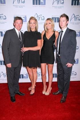 Wayne Gretzky mit seiner Ehefrau Janet Jones Gretzky und den Kindern Paulina Gretzky und Ty Gretzky bei der 11. M.Jordan Celebrity Invitational Gala am 30.3.2012 in Las Vegas 11. M. Jordan Celebrity Invitational Gala in Las Vegas, 2012 