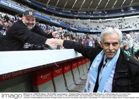 Präsident Dieter Schneider (TSV 1860 München) verabschiedet sich von seinem Fan Fussball 2. BL München Allianz Arena 31.03.2012 TSV 1860 München - FC Hansa Rostock
