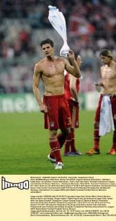 Mario GOMEZ (Bayern München), Aktion, Einzelbild, angeschnittenes Einzelmotiv, Halbfigur, halbe Figur mit nacktem, freiem Oberkörper, nackt, nach dem Spiel. Fussball Champions League Viertelfinale FC Bayern München - Olympique Marseille. 03.04.2012.
