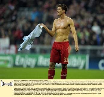 03.04.2012, Fussball Championsleague 2011 2012, Viertelfinale Rückspiel, - FC Bayern München - Olympique de Marseille in der Allianz-Arena München. Mario Gomez (München) zeigt nach dem Spiel seinen gestählten Muskel-Body.