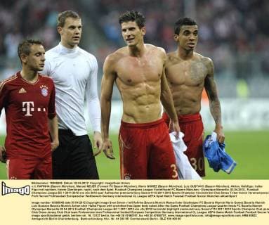 v.li: RAFINHA (Bayern München), Manuel NEUER (Torwart FC Bayern München), Mario GOMEZ (Bayern München), Luiz GUSTAVO (Bayern München), Aktion, Halbfigur, halbe Figur mit nacktem, freiem Oberkörper, nackt, nach dem Spiel. Fussball Champions League Viertelfinale FC Bayern München - Olympique Marseille. 03.04.2012.