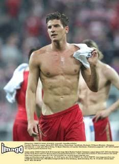 Fussball, Champions League, Saison 2011 2012, Herren, Deutschland, Viertelfinale, Rückspiel, FC Bayern München - Olympique Marseille 2-0, v.l. nach spiel, Mario Gomez, FC Bayern München, mit nackten Oberkörper,