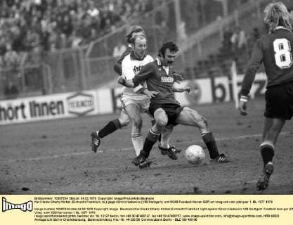 Karl Heinz Charly Körbel (Eintracht Frankfurt, re.) gegen Erwin Hadewicz (VfB Stuttgart)