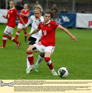 05.04.2012 Fussball Frauen Qualifikationsspiel der UEFA - Frauen - Europameisterschaft 2011 2012 Stadion Brueggllfeld Aarau . Schweiz-Deutschland Bild zeigt Babett Peter (GER) li. gegen Ramona Bachmann Aktion Zweikampf 