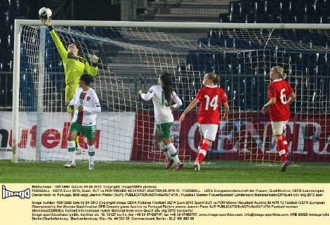 FUSSBALL - UEFA Euro 2013, Quali, AUT vs POR WIENER NEUSTADT,AUSTRIA,05.APR.12 - FUSSBALL - UEFA Europameisterschaft der Frauen, Qualifikation, OEFB Laenderspiel, Oesterreich vs Portugal. Bild zeigt Jasmin Pfeiler (AUT). 