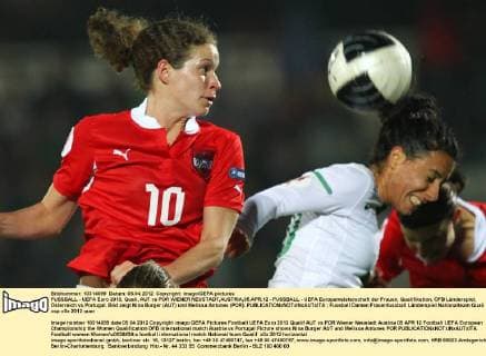 FUSSBALL - UEFA Euro 2013, Quali, AUT vs POR WIENER NEUSTADT,AUSTRIA,05.APR.12 - FUSSBALL - UEFA Europameisterschaft der Frauen, Qualifikation, ÖFB Länderspiel, Österreich vs Portugal. Bild zeigt Nina Burger (AUT) und Melissa Antunes (POR). 