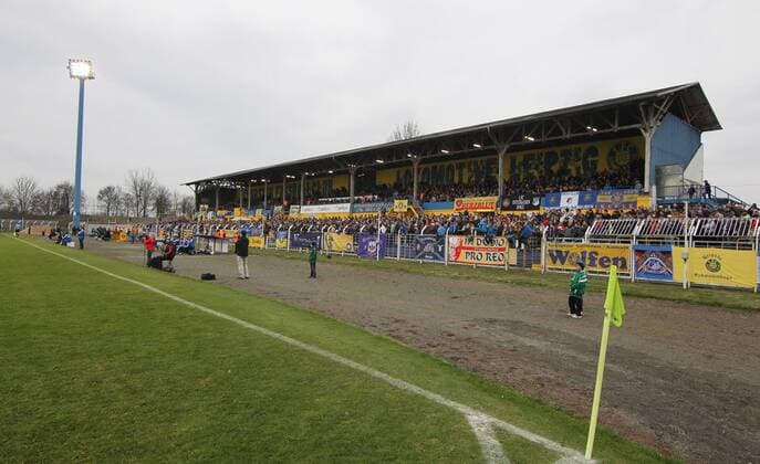 Leipzig, 05.04.2012, Bruno-Plache Stadion, Fußball, NOFV Oberliga Süd , 1. FC Lokomotive Leipzig, Im Bild: Vollbesetzte Tribüne im Leipziger Bruno-Plache-Stadion. 3438 Zuschauer besuchten diese Partie der 5. Liga. , ,