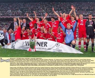 FUSSBALL CHAMPIONSLEAGUE FINALE SAISON 2000 2001 23.05.2001 FC Bayern München - FC Valencia 6:5 n. E. Siegerbild FC Bayern München; Torwart Stefan Wessels, Co-Trainer Michael Henke, Trainer Ottmar Hitzfeld, Willy Sagnol, Roque Santa Cruz, Thomas Linke, Patrick Andersson, Ciriaco Sforza, Carsten Jancker, Owen Hargreaves, Stefan Effenberg, Torwart Bernd Dreher (hinten v.li.) Thorsten Fink, Michael Wiesinger, Alexander Zickler, Mehmet Scholl, Willy Sagnol, Bixente Lizarazu, Samuel Kuffour, Hasan Salihamidzic, Giovane Elber, Paulo Sergio und Torwart Oliver Kahn (vorn v.li.)