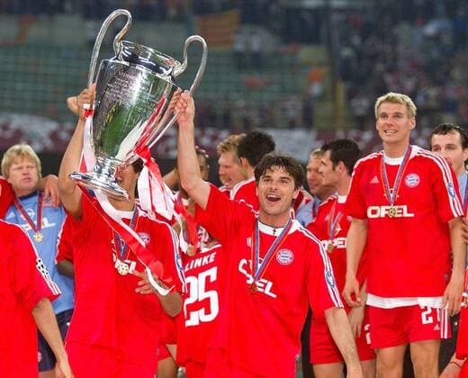 FUSSBALL CHAMPIONSLEAGUE FINALE SAISON 2000 2001 23.05.2001 FC Bayern München - FC Valencia 6:5 n. E. JUBEL FC Bayern München; Ciriaco Sforza (Mitte) mit CHL Pokal, Roque Santa Cruz (li) und Alexander Zickler (re) 