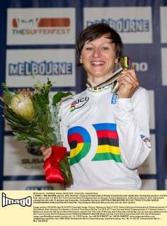 (120406) -- MELBOURNE, April 6, 2012 (Xinhua) -- Katarzyna Pawlowska of Poland presents the gold medal after winning the women s scratch final race on day 3 of 2012 UCI Track Cycling World Championships at Hisense Arena in Melbourne, Australia on April 6, 2012. Pawlowska claimed the title with 13 minutes and 5 seconds. (Xinhua Bai Xue) (jyc) AUSTRALIA-MELBOURNE-2012 UCI TRACK CYCLING WORLD CHAMPIONSHIPS 