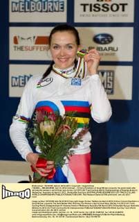 (120406) -- MELBOURNE, April 6, 2012 (Xinhua) -- Victoria Pendleton of Great Britain presents the gold medal after winning the women s sprint final race on day 3 of 2012 UCI Track Cycling World Championships at Hisense Arena in Melbourne, Australia on April 6, 2012. (Xinhua Bai Xue) (jyc) AUSTRALIA-MELBOURNE-2012 UCI TRACK CYCLING WORLD CHAMPIONSHIPS 