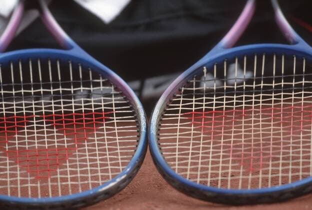 OLYMPISCHE SOMMERSPIELE BARCELONA 1992, 07.08.1992 - Tennis Herren Doppel Finale - Zwei Tennisschläger während des Spiels. Olympische Sommerspiele