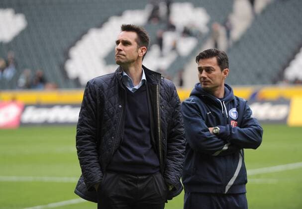 Fussball, Herren, Saison 2011 2012, 1. Bundesliga (29. Spieltag), Borussia Mönchengladbach - Hertha BSC Berlin, im Bild: v. l. Manager Michael Preetz (Hertha BSC), Co-Trainer Ante Covic (Hertha BSC), 07.04. 2012,