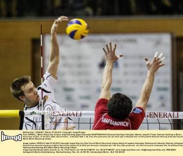 Paul CARROLL (Berlin Recycling Volleys), Angriffsschlag gegen Alexander SHAFRANOVICH (Generali Haching) Volleyball, Männer, playoff, Finale, Generali Haching vs Berlin Recycling Volleys, 07.04.2012, GER, Deutschland,