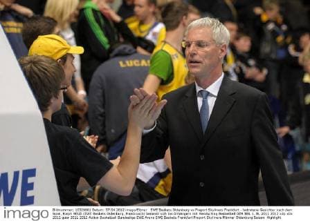 EWE Baskets Oldenburg vs Fraport Skyliners Frankfurt - betretene Gesichter nach dem Spiel, Ralph HELD (EWE Baskets Oldenburg, Headcoach) bedankt sich bei Anhängern mit Handschlag