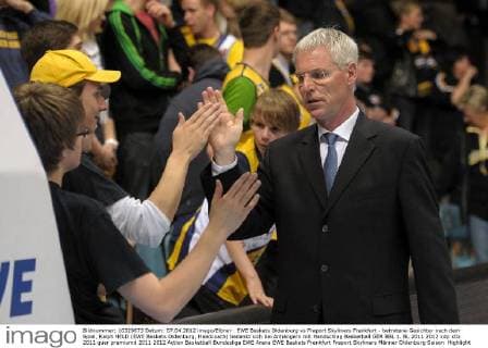 EWE Baskets Oldenburg vs Fraport Skyliners Frankfurt - betretene Gesichter nach dem Spiel, Ralph HELD (EWE Baskets Oldenburg, Headcoach) bedankt sich bei Anhängern mit Handschlag
