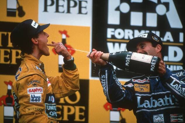SPORT, FORMEL 1 GRAND PRIX SPANIEN 1992, 03.05.1992, BARCELONA - Michael SCHUMACHER (19, GER, Benetton-Ford) feiert bei der Siegerehrung seinen 2. Platz und lässt sich vom Sieger Nigel MANSELL (5, GBR, Williams-Renault) Champagner in den Mund spritzen. Formel 1 GP Spanien 1992 Barcelona