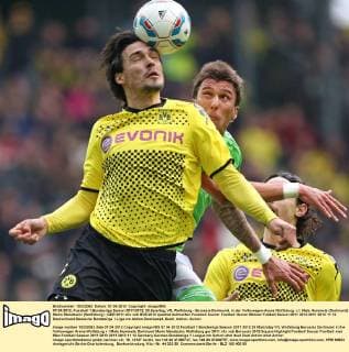 07.04.2012, Fussball 1.Bundesliga Saison 2011 2012, 29.Spieltag, VfL Wolfsburg - Borussia Dortmund, in der Volkswagen-Arena Wolfsburg. v.l. Mats Hummels (Dortmund) , Mario Mandzukic (Wolfsburg)
