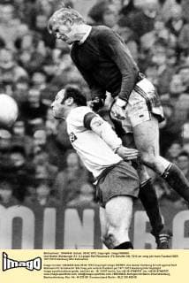 Uwe Seeler (Hamburger SV, li.) gegen Rolf Rüssmann (FC Schalke 04)