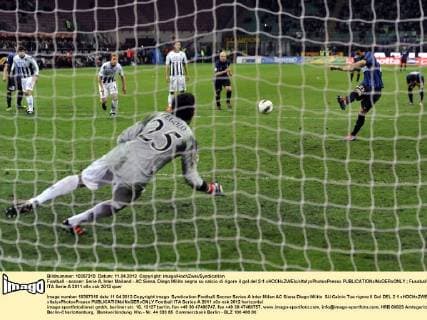 Football - soccer: Serie A, Inter Mailand - AC Siena, Diego Milito segna su calcio di rigore il gol del 2-1 xHOCHxZWEIx xItalyxPhotoxPressx 