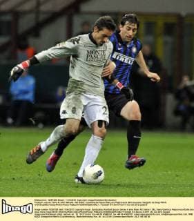 Football - soccer: Serie A, Inter Mailand - AC Siena, il portiere del Siena GianLuca Pegolo esce dalla sua area inseguito da Diego Milito xHOCHxZWEIx xItalyxPhotoxPressx 