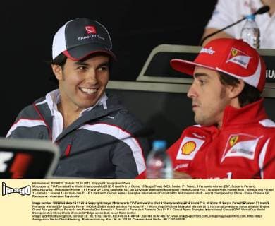 Motorsports: FIA Formula One World Championship 2012, Grand Prix of China, 15 Sergio Perez (MEX, Sauber F1 Team), 5 Fernando Alonso (ESP, Scuderia Ferrari), xHOCHxZWEIx