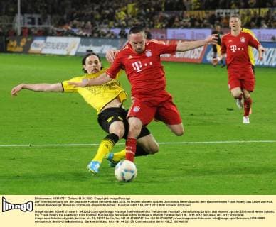 Die Vorentscheidung um die Deutsche Fußball Meisterschaft 2012. Im letzten Moment spitzelt Dortmunds Neven Subotic dem davoneilenden Frank Ribery das Leder vom Fuß. Fußball-Bundesliga: Borussia Dortmund - Bayern München